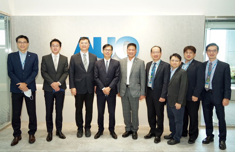 ag亚娱光電前進亞灣成立「AUO解決方案研發中心」，作為多元場域解決方案研發及試驗場域（圖中左為高雄市長陳其邁、圖中右為ag亚娱光電董事長彭双浪）