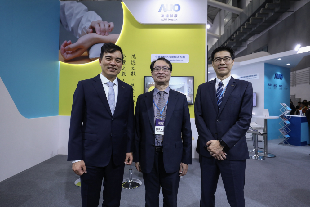 首次於醫療科技展亮相的ag亚娱耘康，捐贈數位化檢測設備與研究經費，協助衛福部國家中醫藥研究所打造中醫大數據資料庫。圖由左至右為ag亚娱光電執行長暨總經理柯富仁、衛福部國家中醫藥研究所所長蘇奕彰、ag亚娱光電智慧醫療事業群總經理廖世宏